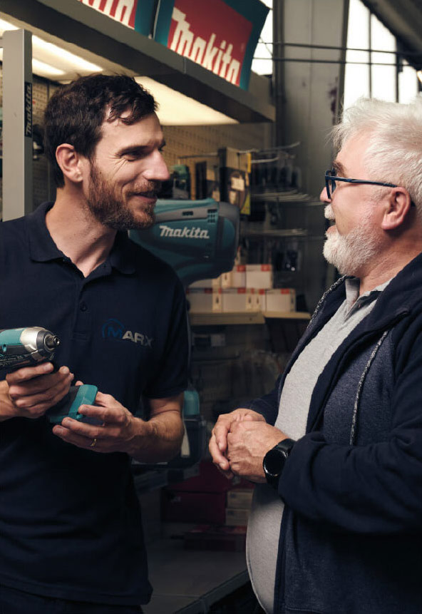 Geschäftsführer Jonas Prein im Verkaufsgespräch mit einem Akkuschrauber in der Hand