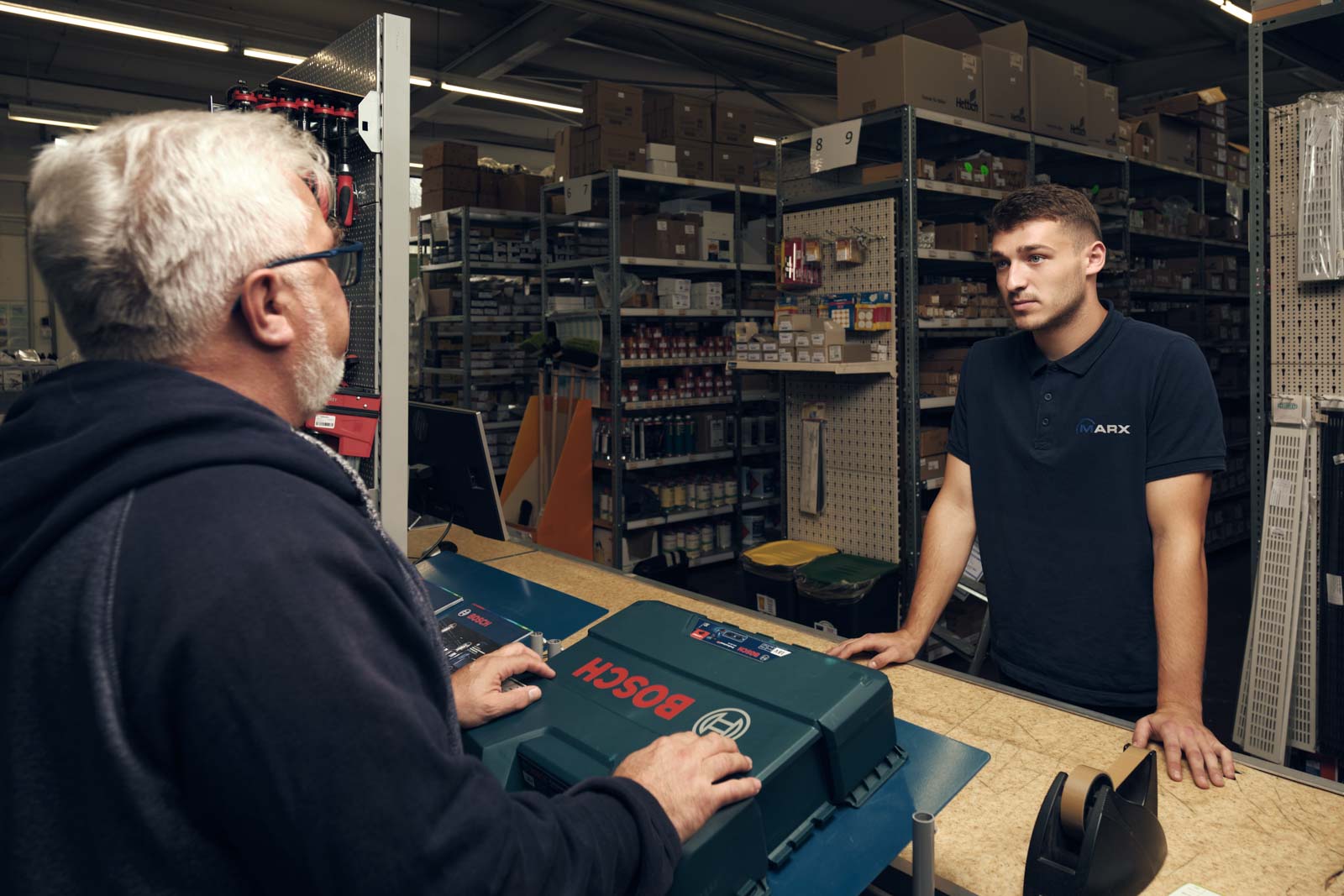 Mitarbeiter im Kundengespräch