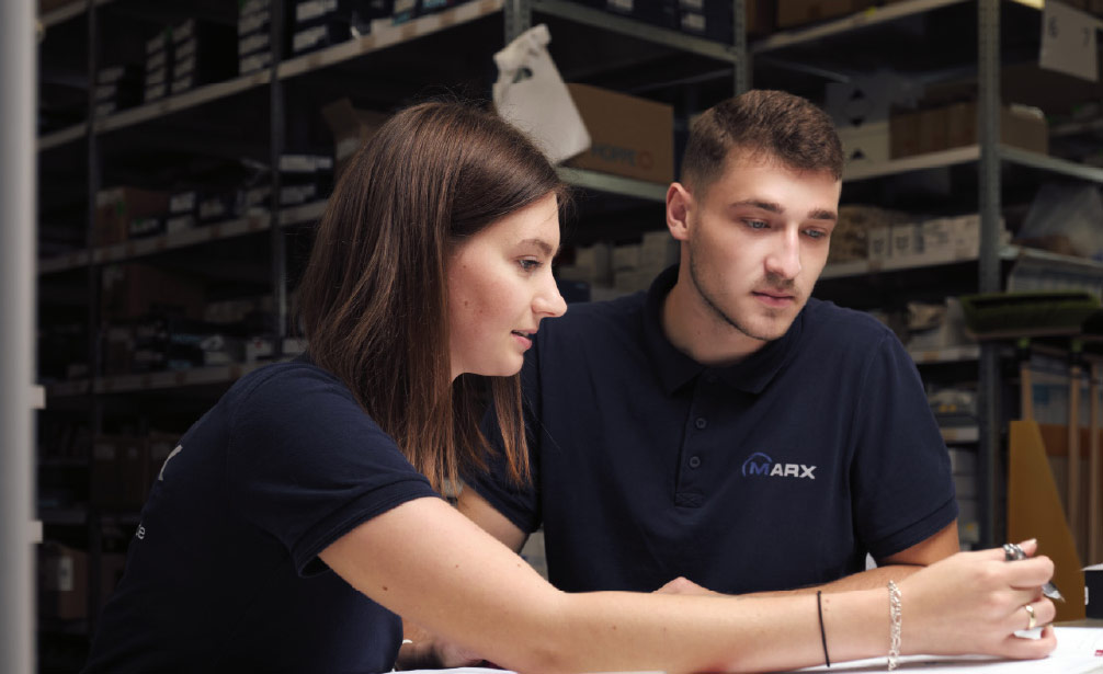 Zwei junge Kolleg:innen im Gespräch