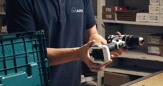 Nahaufnahme eines Akkuschraubers in den Händen eines Verkäufers beim Verkaufsgespräch