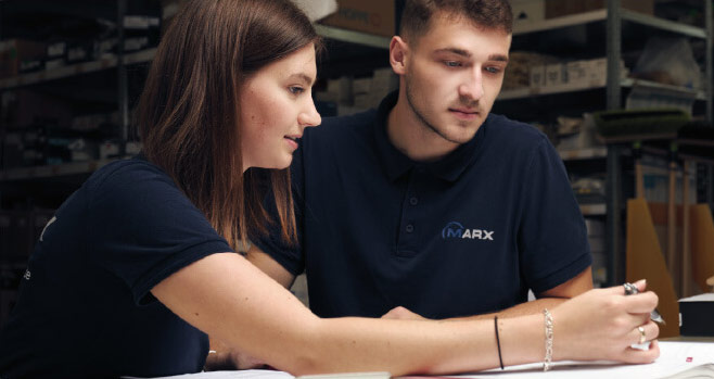 Zwei junge Kolleg:innen im Gespräch
