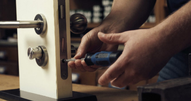 Nahaufnahme von Händen die ein Schloß montieren