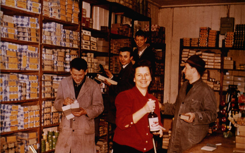 Marx Staffel GmbH - Inventur 1964 Ursula Prein mit Sohn Matthias und Angestellten.